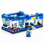 Blue and white police station with police officer figure – 250-piece building blocks set